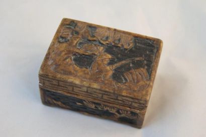 null CHINE Petite boîte en pierre dure à décor de pêcheur. Long.: 5 cm