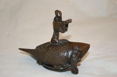 null CHIINE Sujet en bronze représentant un homme sur un poisson. Haut.: 9 cm
