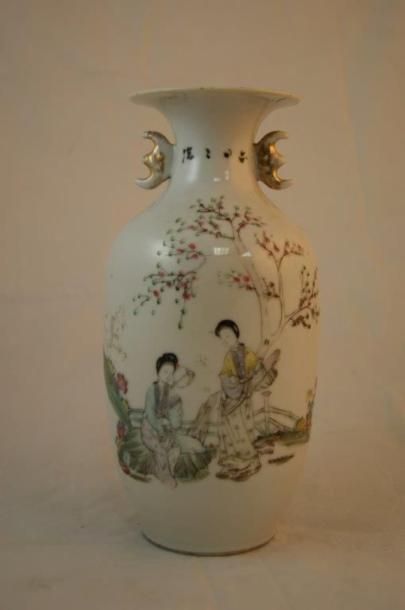null CHINE petit vase en porcelaine à décor polychrome de femmes dans un jardin....