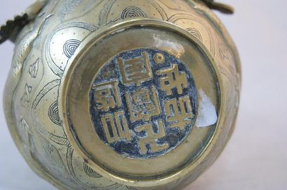 null CHINE Vase en bronze à décor de dragons poursuivant la perle sacré. Décor en...