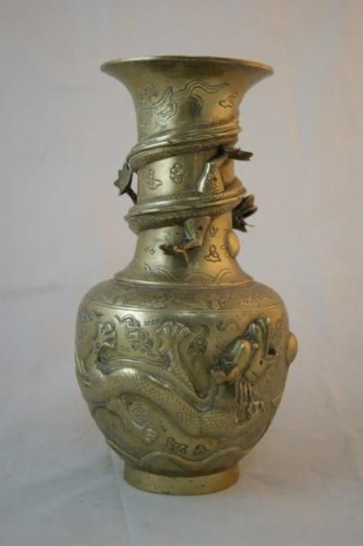 null CHINE Vase en bronze à décor de dragons poursuivant la perle sacré. Décor en...
