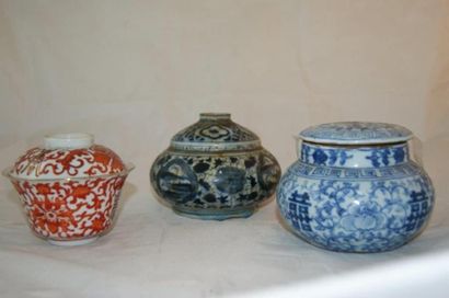 null CHINE Lot en porcelaine, composé d'un vase, d'un pot couvert et d'un bol à thé....