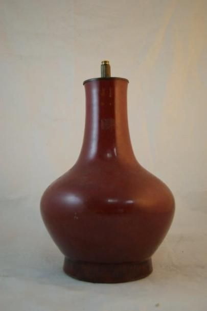 null CHINE Vase en porcelaine sang de boeuf. Haut.: 33 cm (monté en lampe)
