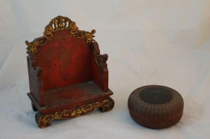 null CHINE Lot en bois, composé d'un trône miniature rouge et or (haut.: 24 cm) et...