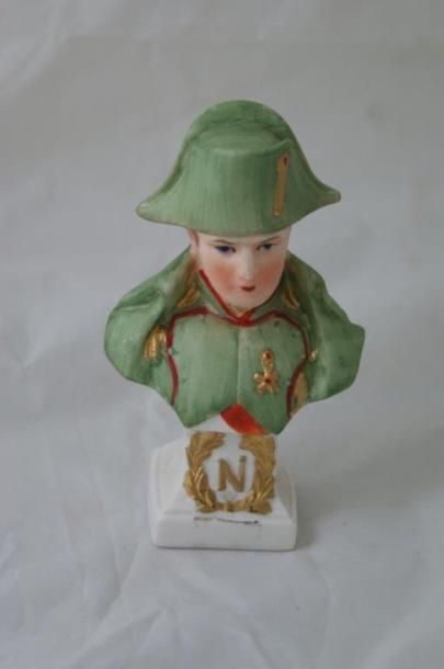 null Buste de Napoléon en biscuit coloré.. Haut.: 12,5 cm