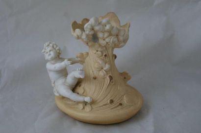null Petit vase en biscuit beige à décor d'un putto. Haut.: 11 cm (acc)
