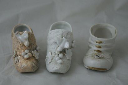null Lot en porcelaine, composé de deux sabots et d'une chaussure (haut.: 5,5 cm...