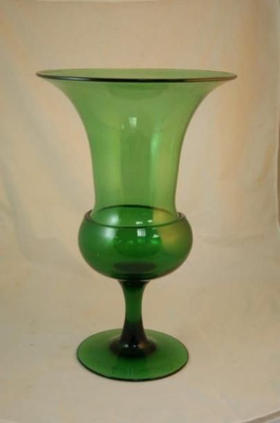 null Grand vase en verre vert de forme Médicis. Haut. 46 cm