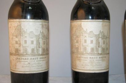 null 3 bouteilles de Château Haut Brion, 1er grand cru classé, 1974. TLB