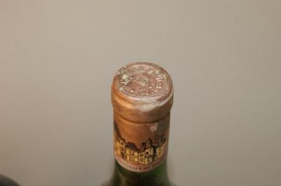 null 3 bouteilles de Château Haut Brion, 1er grand cru classé, 1974. TLB