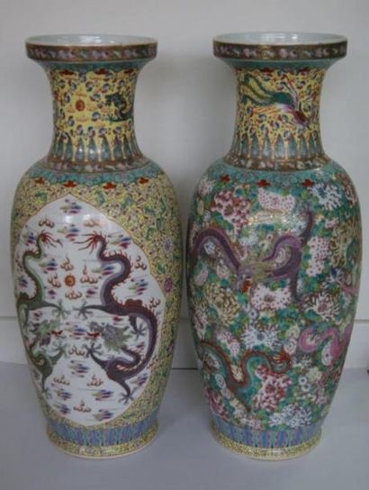 null CHINE Ensemble de deux grands vases en porcelaine blanche, à décor polychrome...