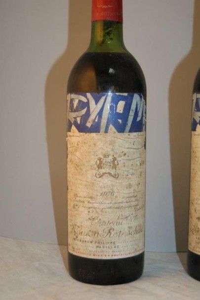 null 3 bouteilles de Château Mouton Rothschild, 1976. Etiquette décorée par Soulages....