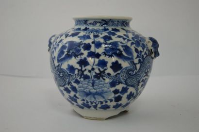null CHINE Pot en porcelaine blanche à décor bleu de dragons flanqué de deux gueules...