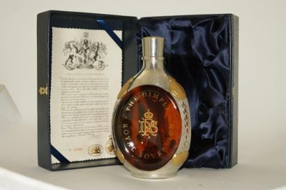null The Dimple Royal Sovereign. Whisky. 21 ans d'âge. Bouteille triangulaire en...