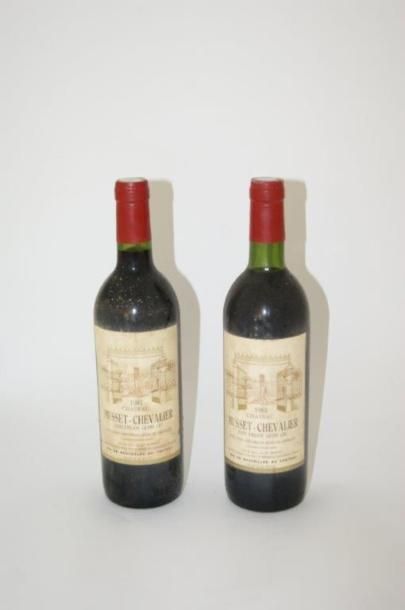 null 2 bouteilles de Château Musset-Chevalier. 1981. Saint Emilion (étiquettes légèrement...