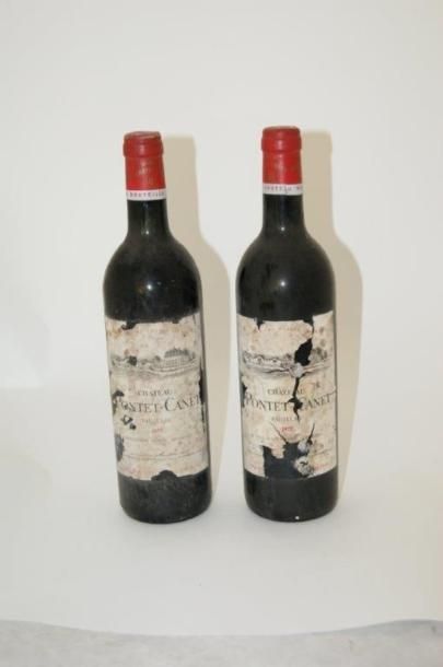 null 2 bouteilles de Château Pontet Canet, 1977. Pauillac.(étiquettes sales et très...