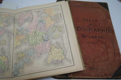 null Lot de deux atlas : 

- L'atlas universel et classique de géographie ancienne....