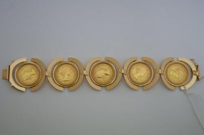 null Bracelet en or jaune, à décor de souverains (Elisabeth II, 1965). Poids : 90...
