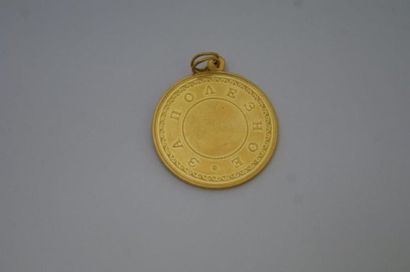 null RUSSIE Médaille en or jaune, figurant le tsar Alexandre II (1818-1881) de profil....