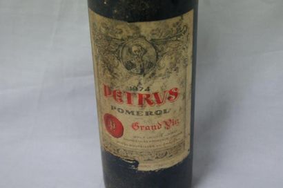 null 1 bouteille de Petrus, 1974. (étiquette abîmée, B)