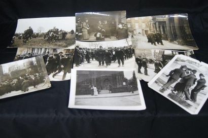 null Lot de 8 photographies sur le thème des Suffragettes 

dont une arrestation...