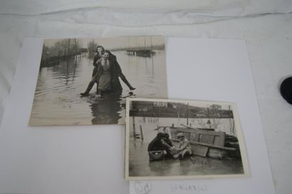 null Lot de deux photographies figurant les Innondation de Londres (London Floods)

180x225...
