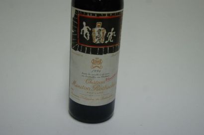 null 1 bouteille de Pauillac, Mouton Rothschild, 1994. Bouteille décorée par Karel...