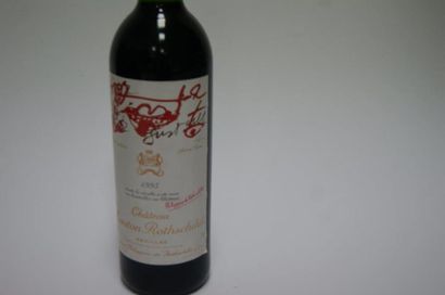 null 1 bouteille de Pauillac, Château Mouton Rothschild, 1995. Bouteille décorée...