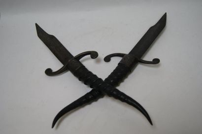 null Ensemble de deux couteaux de chasse, manches en cornes d'antilopes. XIXe siècle....