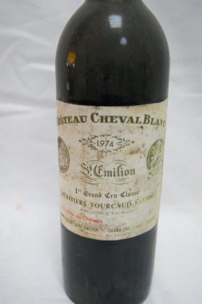 null 1 bouteille de Château Cheval Blanc, 1974. Etiquette sale.