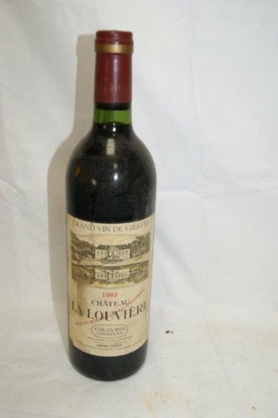 null 1 bouteille de château La Louvière, 1983. (étiquette légèrement sale)