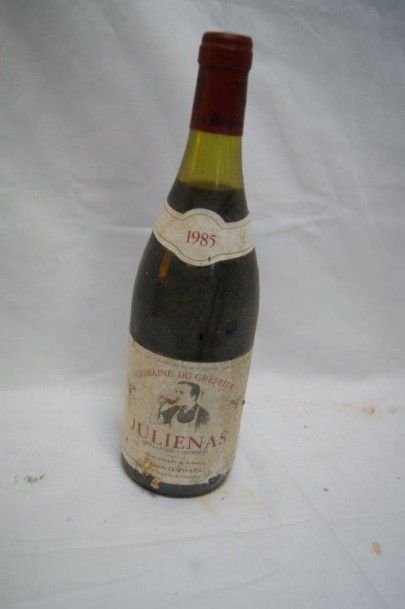 null 1 bouteille de Juliénas, domaine du Greffeur, 1985. Etiquette sale et abîmé...