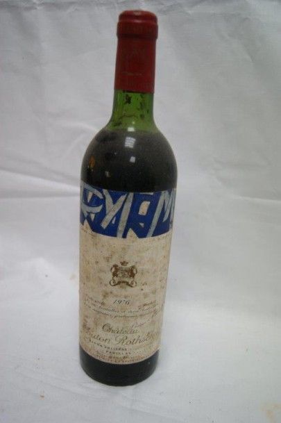 null 1 bouteille de Château Mouton Rothschild 1976. Etiquette sale.