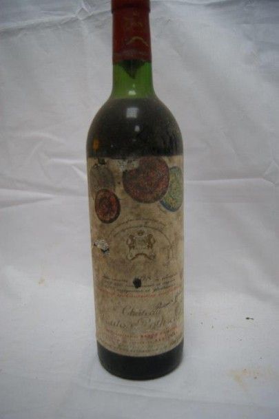 null 1 bouteille de Château Mouton Rothschild 1978. Etiquette sale et abîmée.