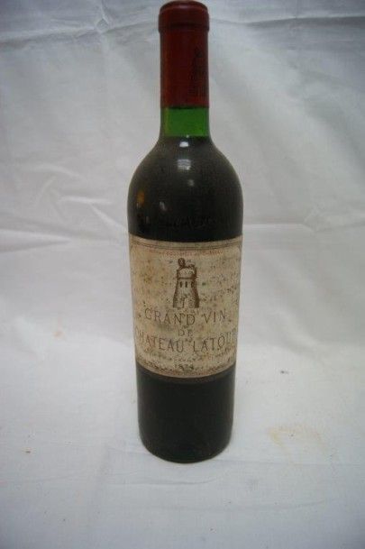 null 1 bouteille de Château Latour, 1974. Etiquette sale.