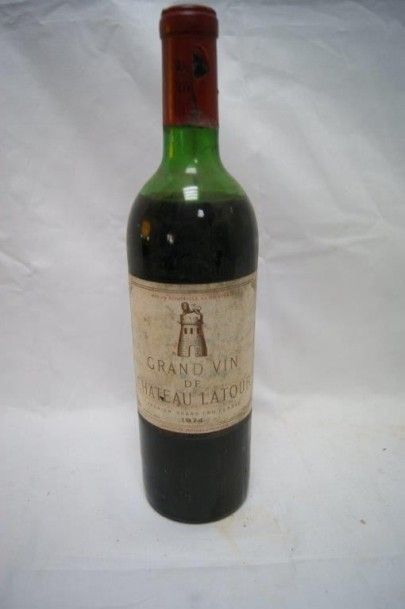 null 1 bouteille de Château Latour, 1974. Etiquette sale, légèrement abîmée, capsule...