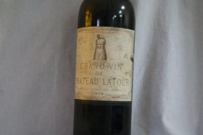 null 1 bouteille de Pauillac, Grand Vin de Château La Tour, 1974. (étiquette sal...