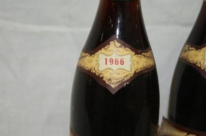 null 3 bouteilles de Chorey-les-Beaune, 1966 (étiquettes sales et abîmées, niveau...