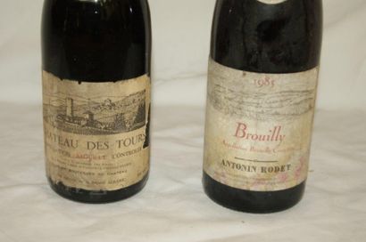 null Lot de 2 bouteilles de Brouilly : "Antonin Rodet" 1985, château des Tours 1984....