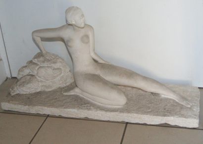 null MANON "Jeune femme dénudée", sculpture en platre. l.74 cm (bras cassé collé...