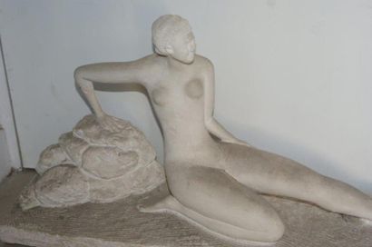 null MANON "Jeune femme dénudée", sculpture en platre. l.74 cm (bras cassé collé...
