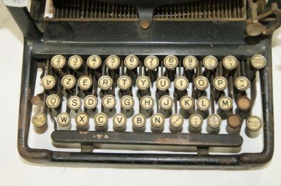 null Machine à écrire ancienne (mauvais état)