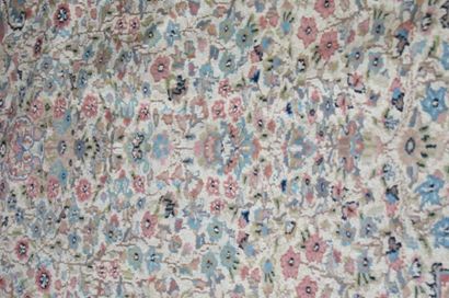 null PAKISTAN Tapis en laine, à fond beige, à décor de végétaux roses. 158 x 93 ...