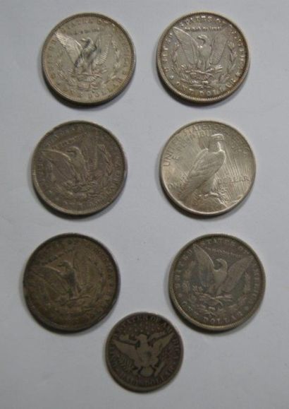 null 6 pièces de 1$ en argent (1879, 1882, 1889, 1922) et 1 pièce de 1/2 $ (1902)....