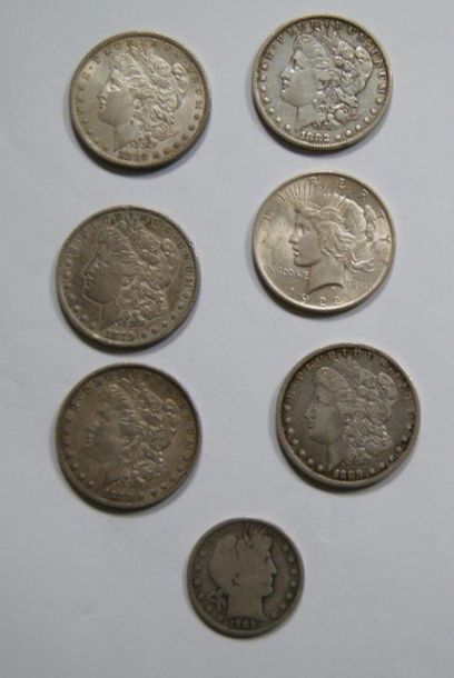 null 6 pièces de 1$ en argent (1879, 1882, 1889, 1922) et 1 pièce de 1/2 $ (1902)....