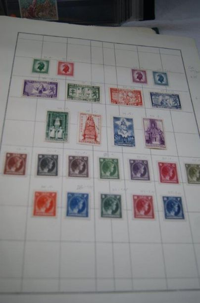 null MONDE Lot de 3 albums de timbres. Dont Irak, Luxembourg, Roumanie, Argentine...
