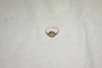 null Petite bague en or, ornée de petits brillants et rubis. Poids brut : 1,95 g