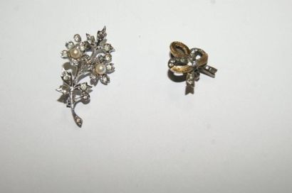 null Lot de bijoux en argent, composé d'un bracelet, d'une broche et d'un pendentif....