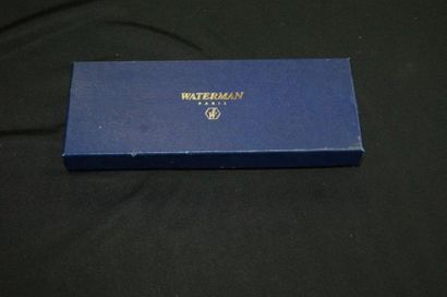 null WATERMAN Stylo plume laqué noir. (traces de dents sur le bout)

Dans un écr...