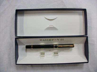 null WATERMAN Stylo plume laqué noir. (traces de dents sur le bout)

Dans un écr...